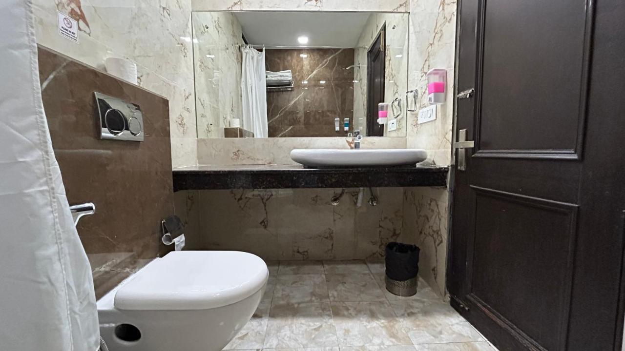 Park Studio Dlf Phase 2, Cyber City, Gurgaon Exteriör bild
