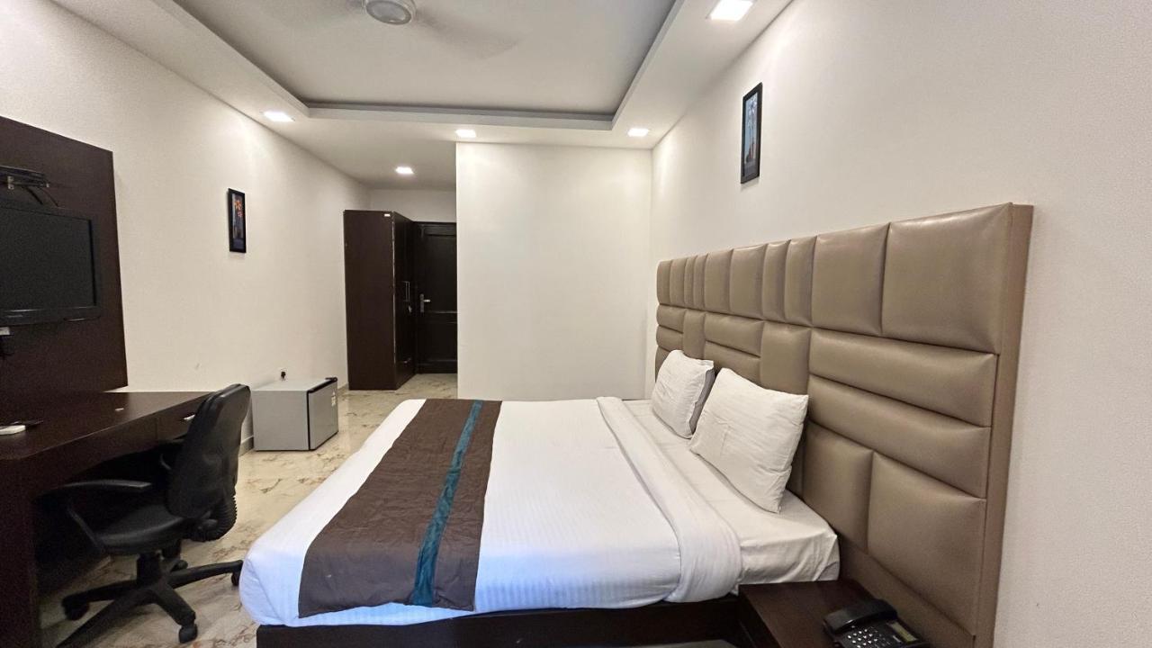 Park Studio Dlf Phase 2, Cyber City, Gurgaon Exteriör bild